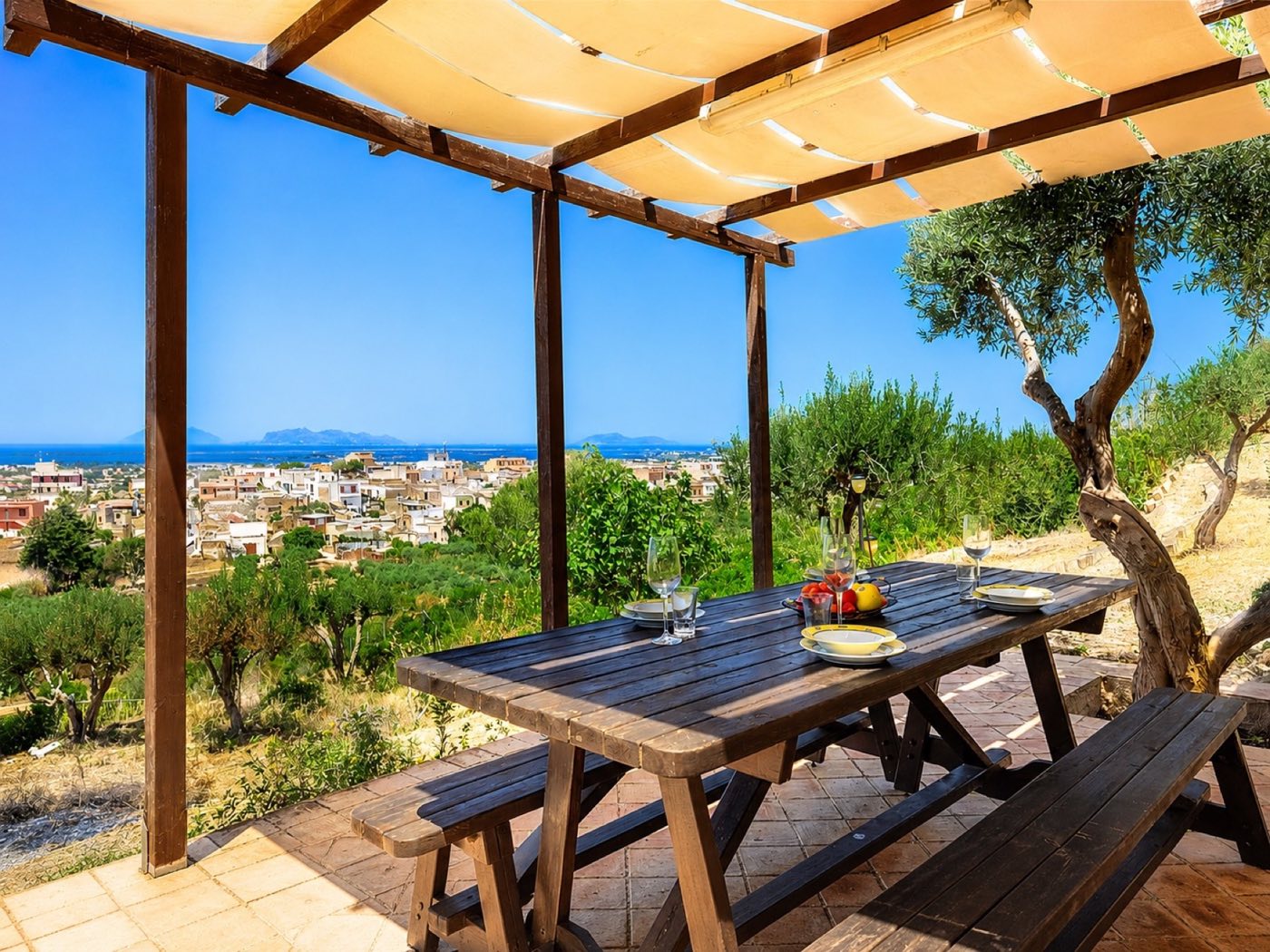 Terrazza panoramica dell'Appartamento Carrubbo con tavolo e vista sulle Egadi