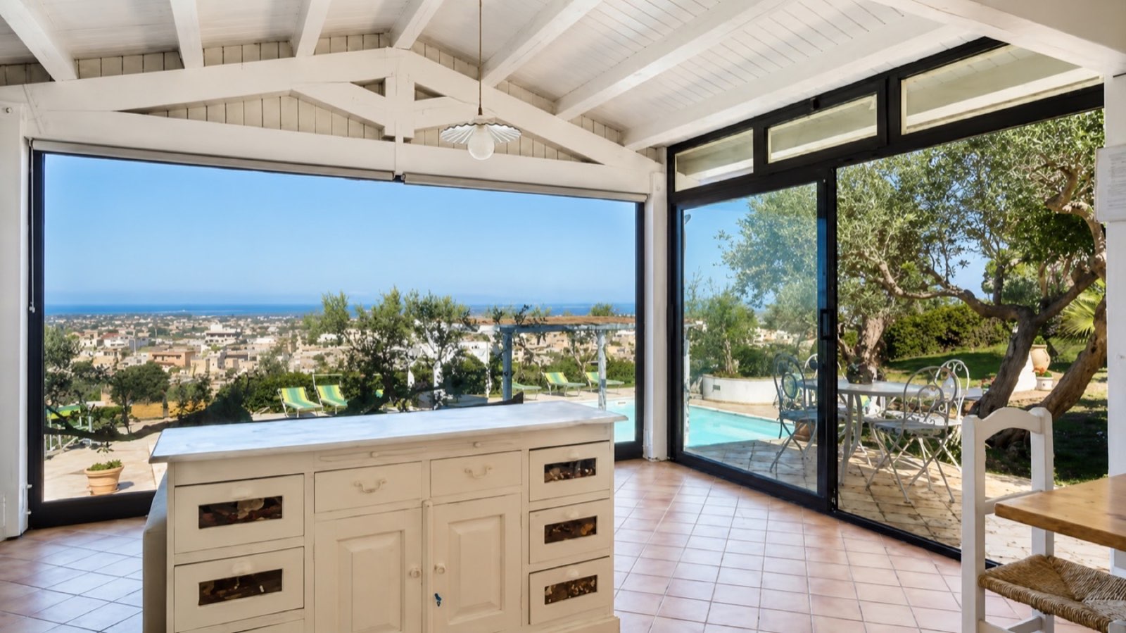 Interno panoramico con vista sul mare