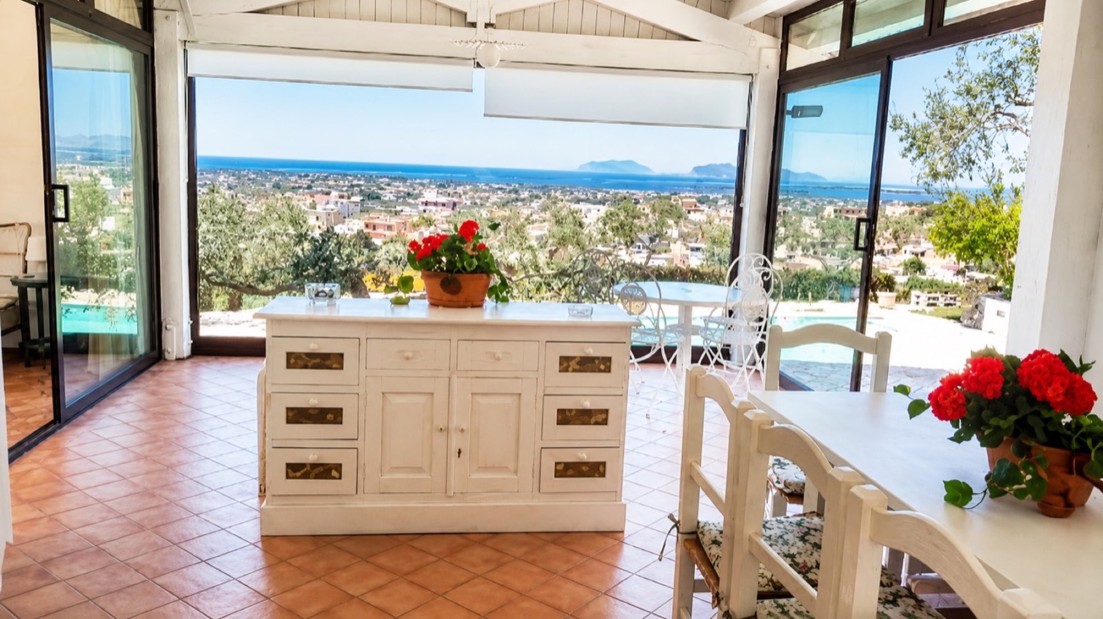 Veranda luminosa con vista sul mare e sulle Isole Egadi